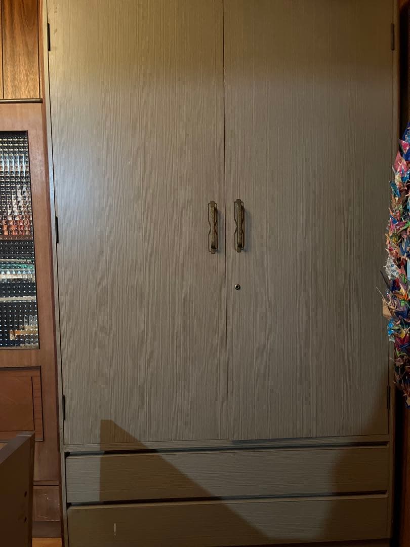 ベージュ木製衣装ケース 両開き扉付き