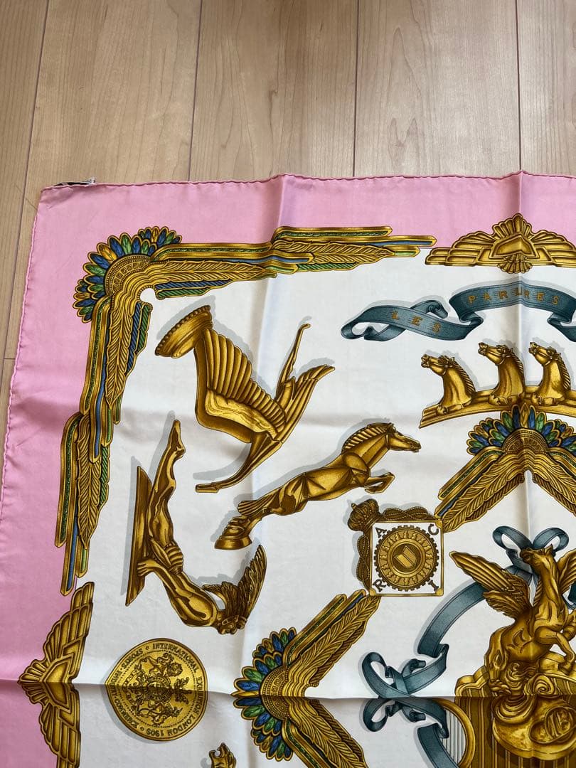 HERMES エルメス カレ90 シルクスカーフ ピンク×ゴールド モチーフ柄
