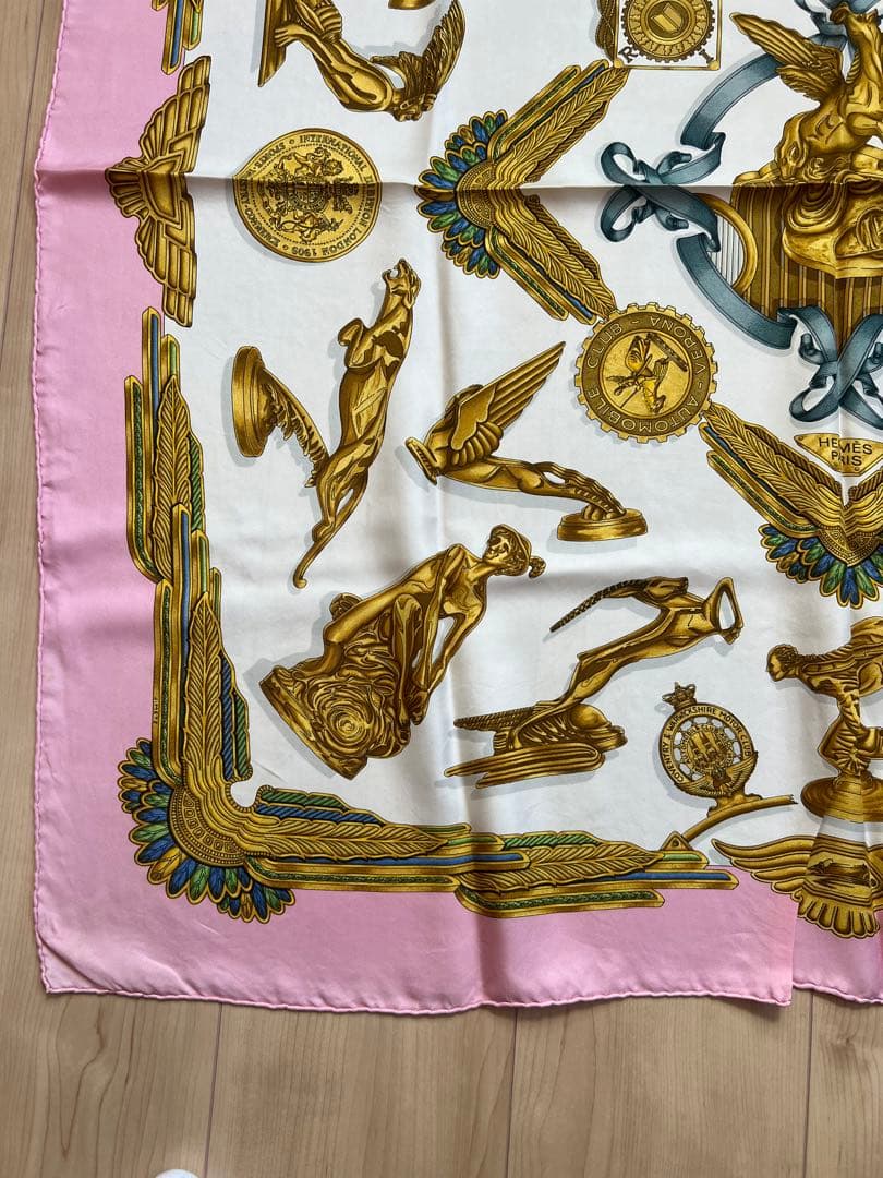 HERMES エルメス カレ90 シルクスカーフ ピンク×ゴールド モチーフ柄