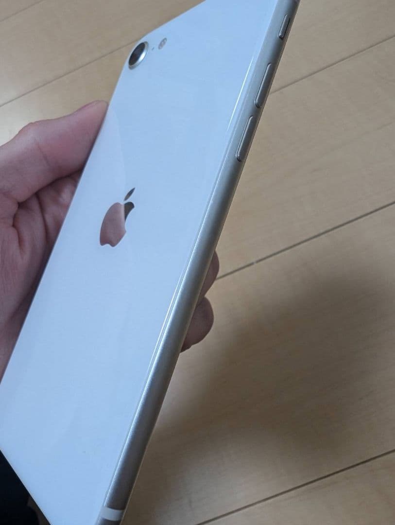《週末限定価格》【中古、極美品】iPhoneSE第3世代、スターライト 64gb