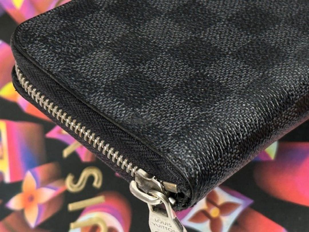 LOUIS VUITTONルイヴィトン　グラフィット　ジッピーヴェルティカル