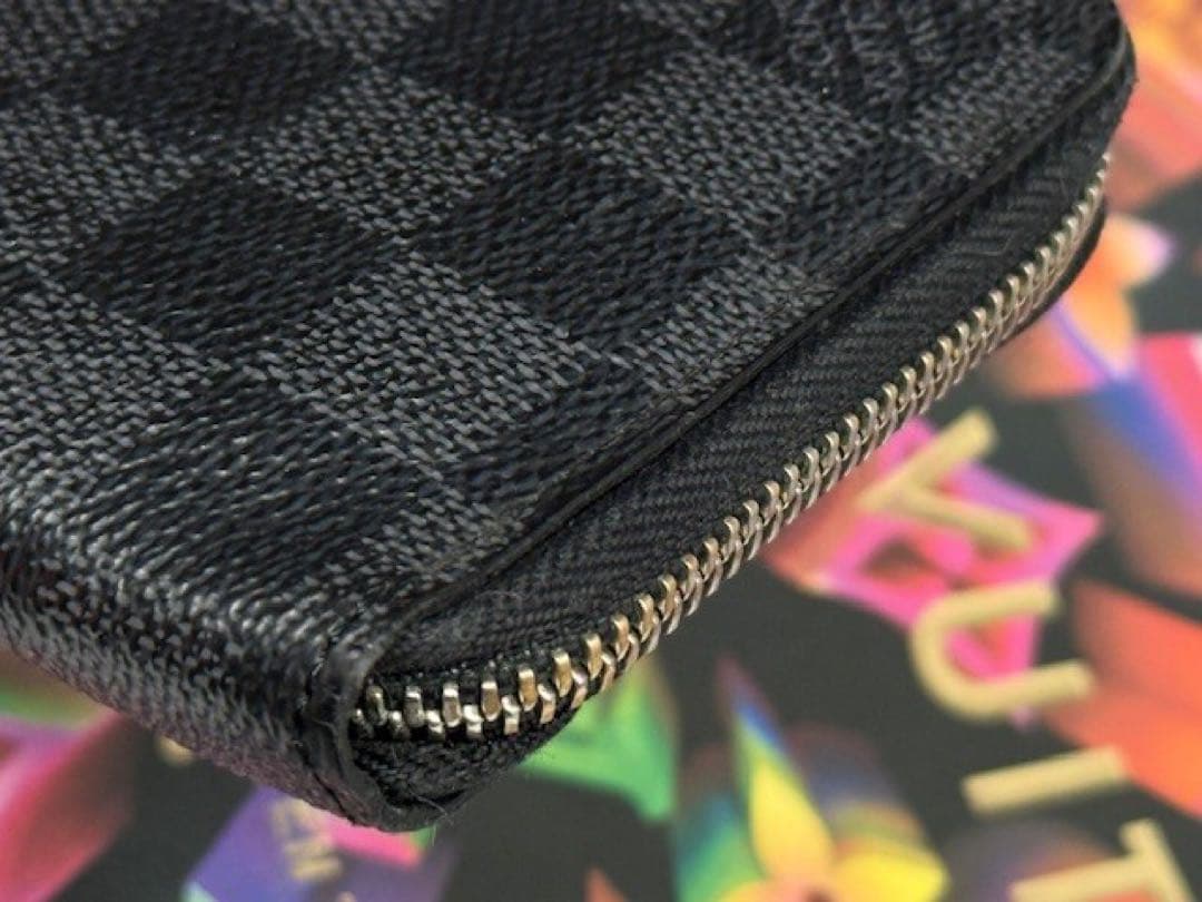 LOUIS VUITTONルイヴィトン　グラフィット　ジッピーヴェルティカル