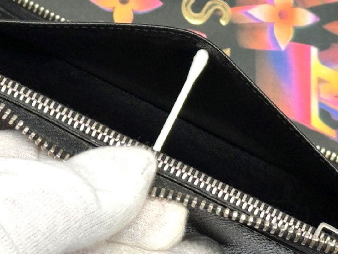 LOUIS VUITTONルイヴィトン　グラフィット　ジッピーヴェルティカル