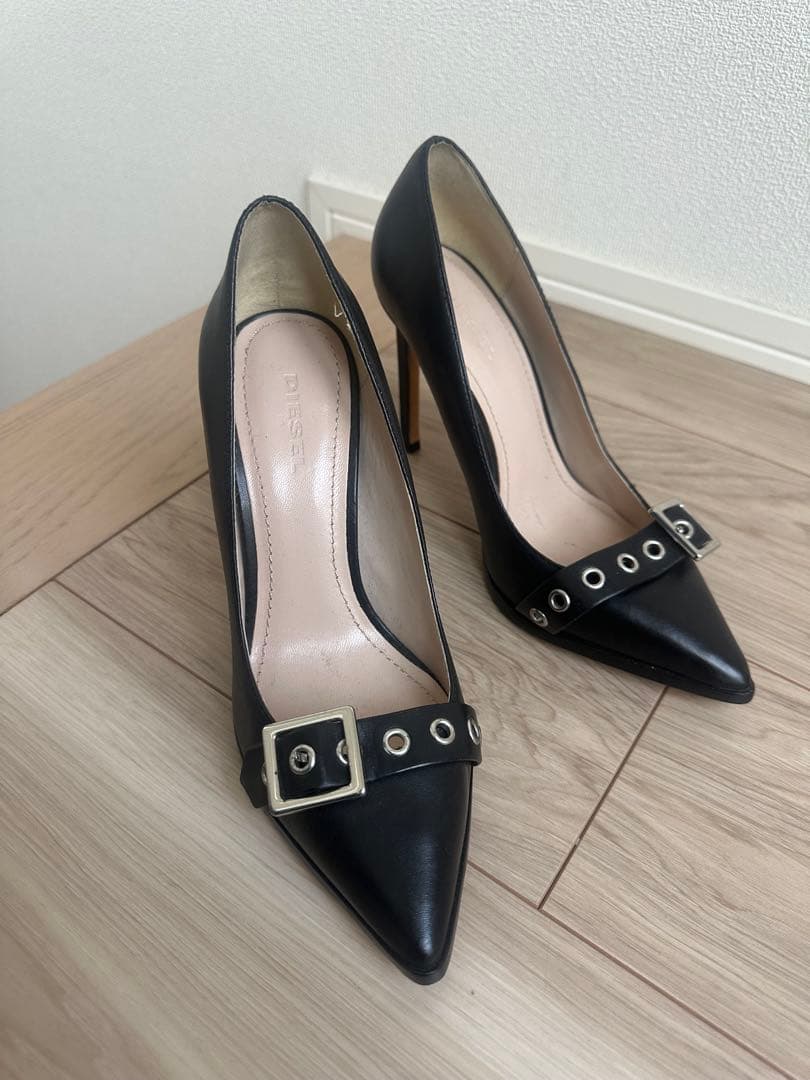 バックル付き黒ポインテッドトゥハイヒール