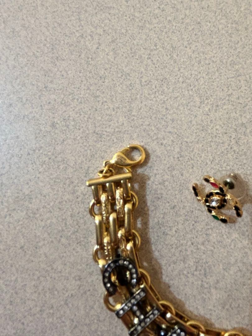 CHANEL ロゴ入りブレスレットとピアスセット