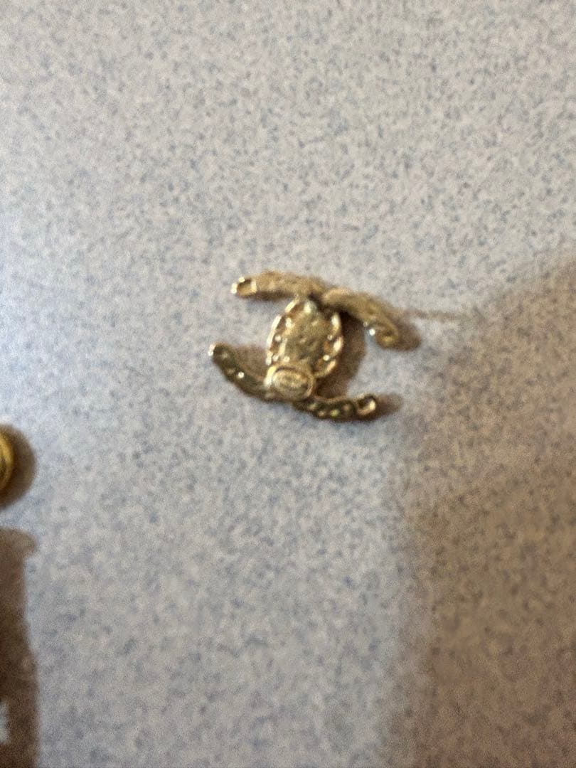 CHANEL ロゴ入りブレスレットとピアスセット