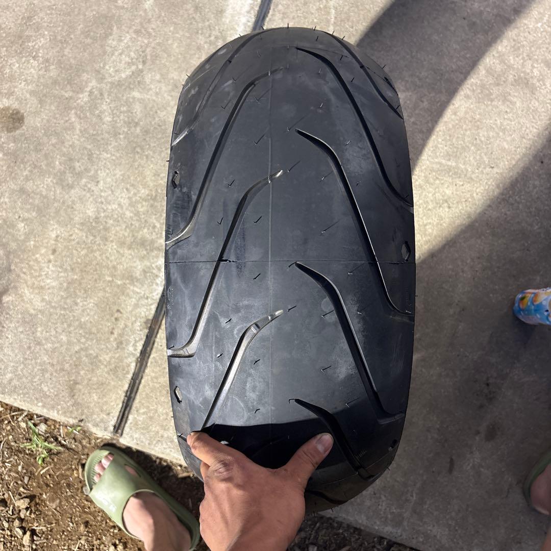 ハーレーダビッドソン　23年式　ブレイクアウト　純正タイヤ　240/40/r18