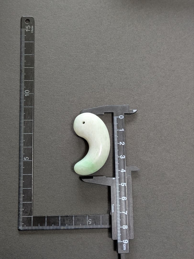 天然石 【翡翠　ヒスイ】の 超ビッグサイズ【勾玉　マガタマ】です。