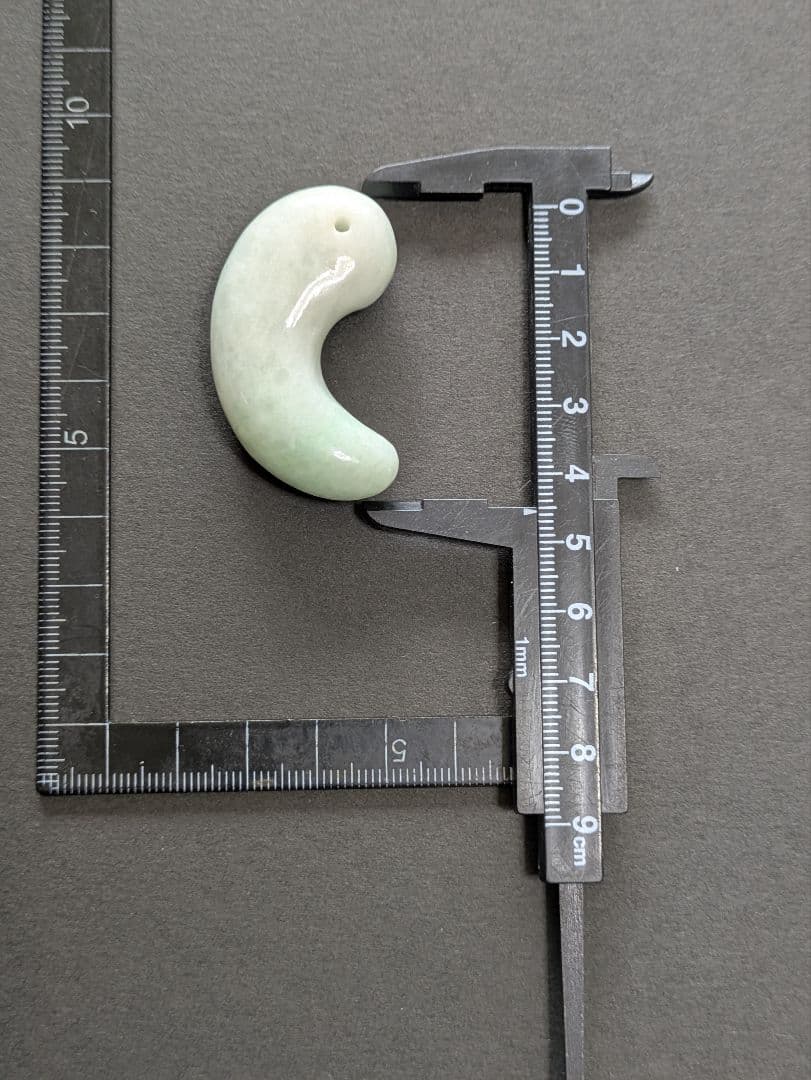 天然石 【翡翠　ヒスイ】の 超ビッグサイズ【勾玉　マガタマ】です。