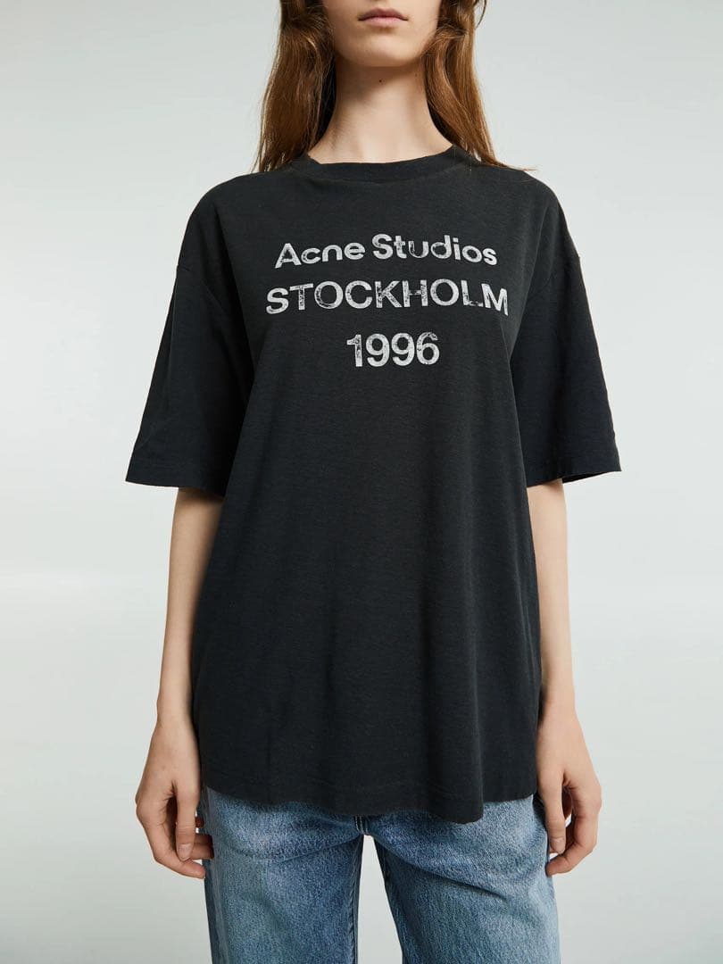 Acne Studios STOCKHOLM 1996 ロゴTシャツ
