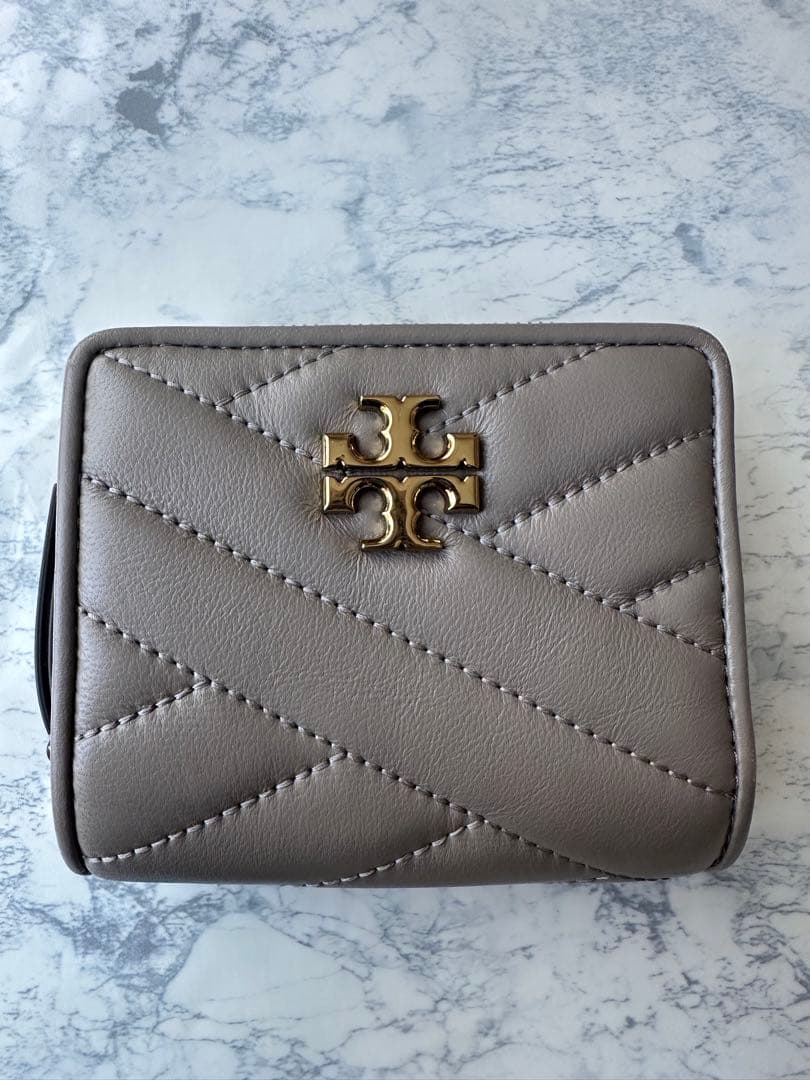 トリーバーチ キルティング 二つ折り財布 グレージュ TORYBURCH