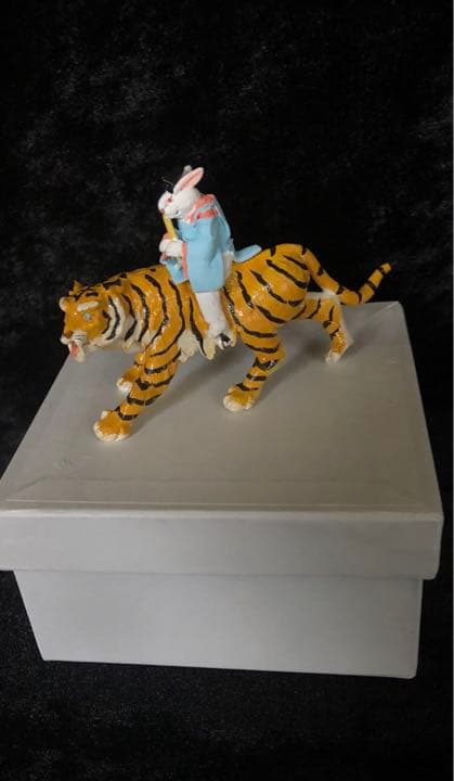 江戸小玩具　虎に跨る兎大臣