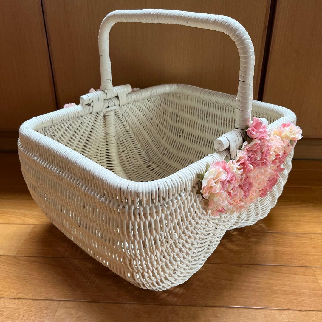 花飾り付きバスケット　白　ホワイト　 小物入れ　ラタン　収納 カゴ