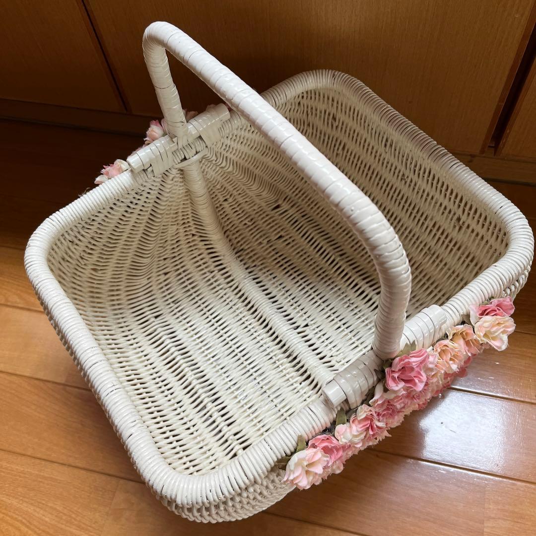 花飾り付きバスケット　白　ホワイト　 小物入れ　ラタン　収納 カゴ