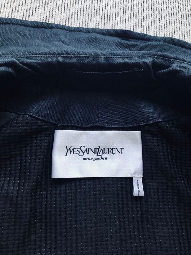 サンローランの黒トレンチコートです