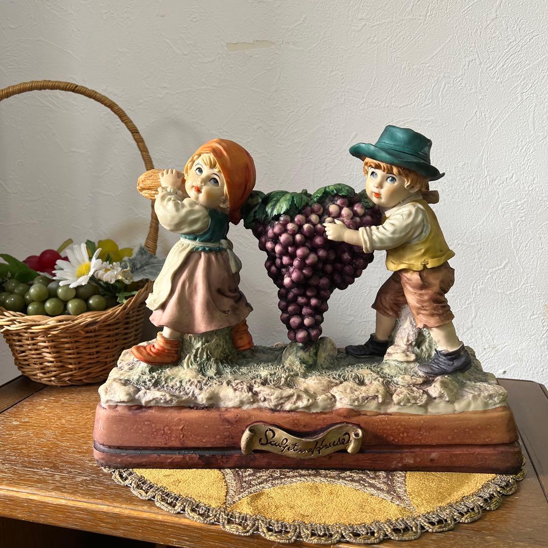 k196r124 Sculpture House ほうきでブドウを運ぶ少年と少女