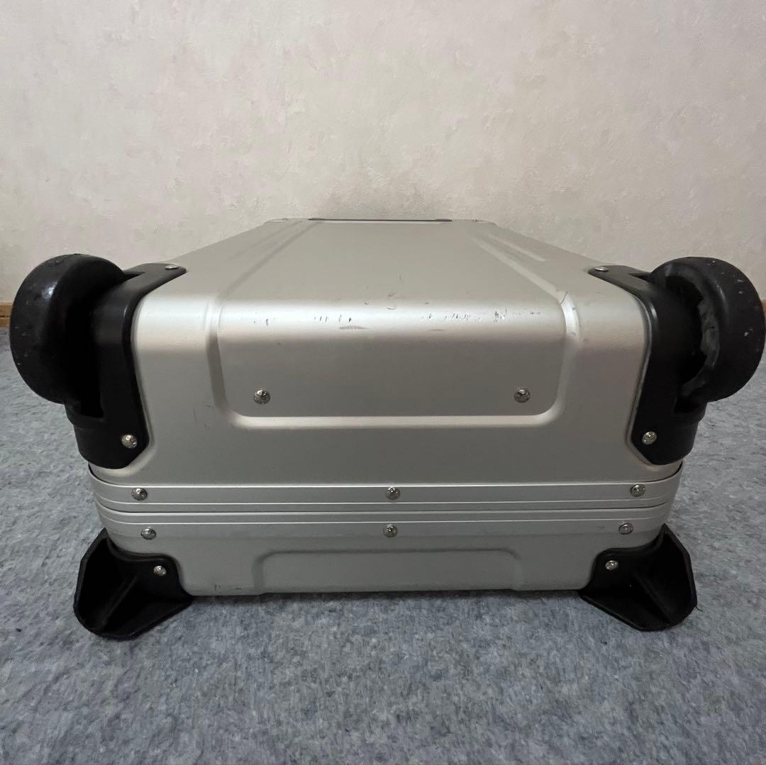 最終値下げ！ゼロハリバートン機内持込可能31L 2輪アルミスーツケースシルバー