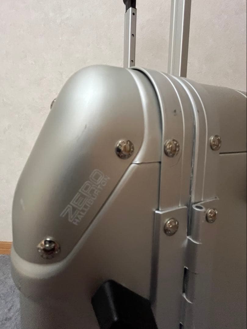 最終値下げ！ゼロハリバートン機内持込可能31L 2輪アルミスーツケースシルバー
