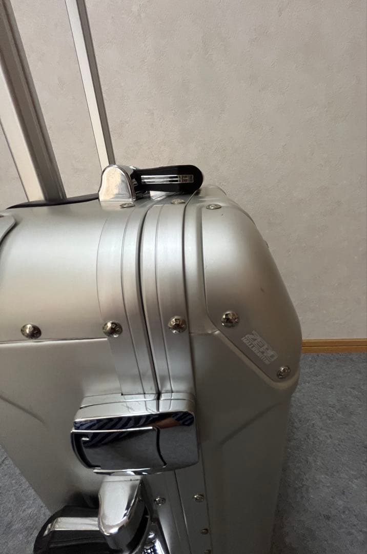 最終値下げ！ゼロハリバートン機内持込可能31L 2輪アルミスーツケースシルバー
