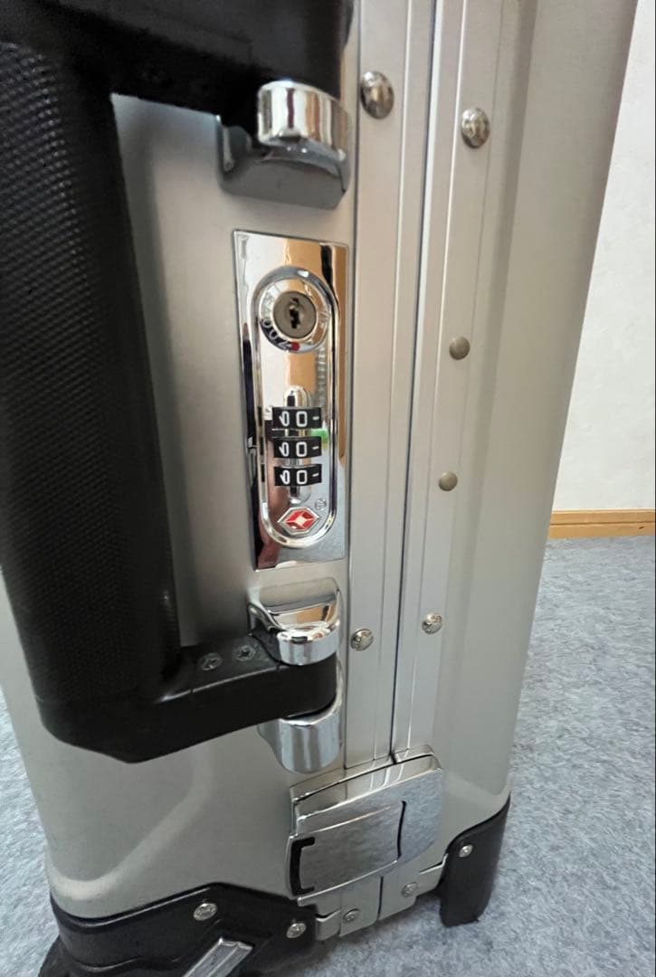 最終値下げ！ゼロハリバートン機内持込可能31L 2輪アルミスーツケースシルバー