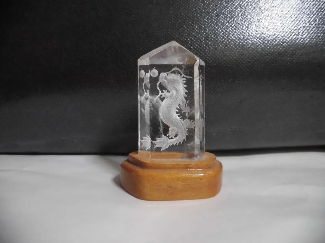 水晶　龍の彫刻入り