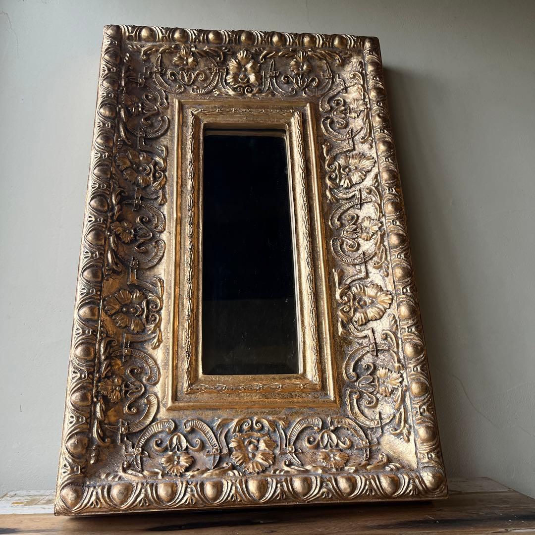 装飾的な金色の壁掛け鏡　アンティーク　ウォール　ミラー　金色