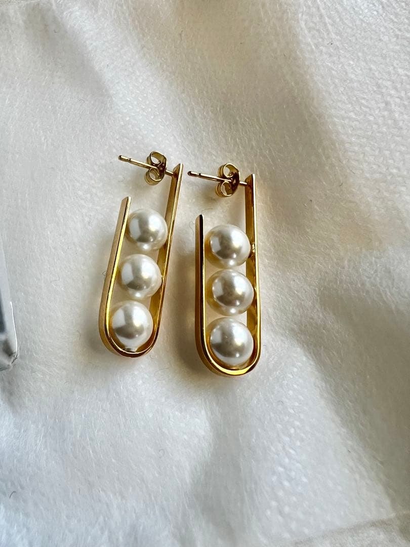 【試着のみ】januka×TOMORROWLAND 3シェルパールピアス　ヤヌカ