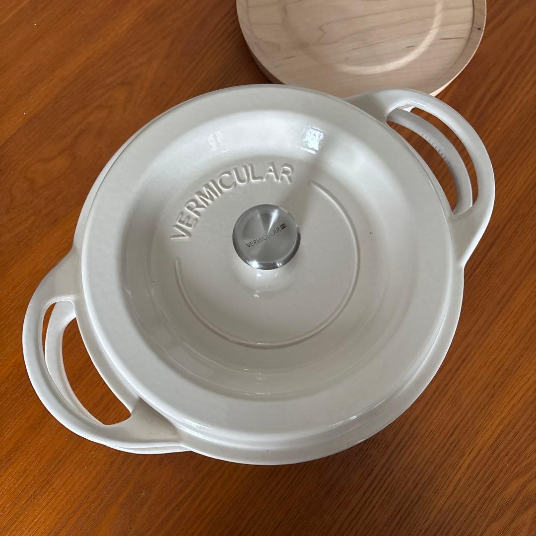 ク*ア様 VERMICULAR バーミキュラ22cm クリーム色＆マグネットトリ