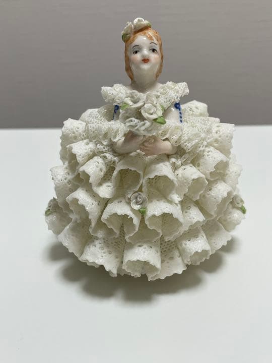 アイリッシュドレスデンの花を持つレースドール　Grace（白薔薇）