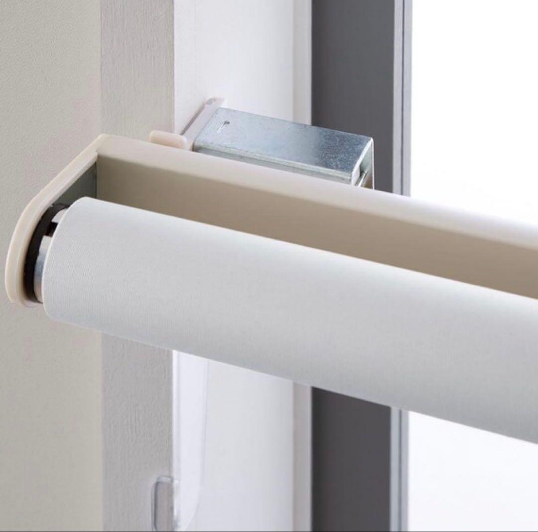 ニトリ つっぱり 遮光 ロールスクリーン 135X200 グレー　 穴あけ不要