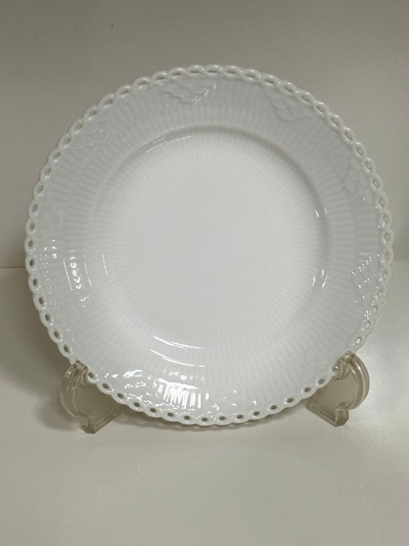 貴重　  ホワイトフルーテッドフルレース　プレート