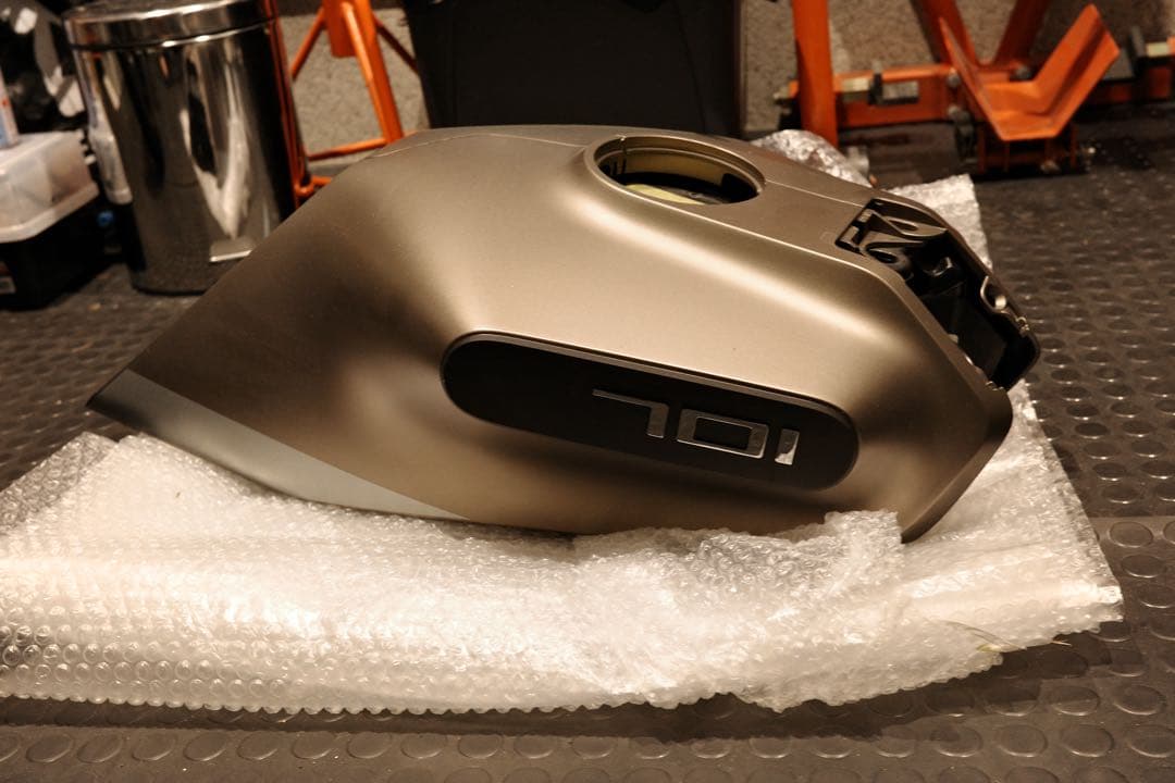 svartpilen701 ガソリンタンク　タンクカバー　vitpilen