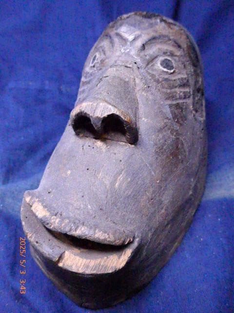 大変古い猿の木製面です。伎楽などの催事用の面。民芸です