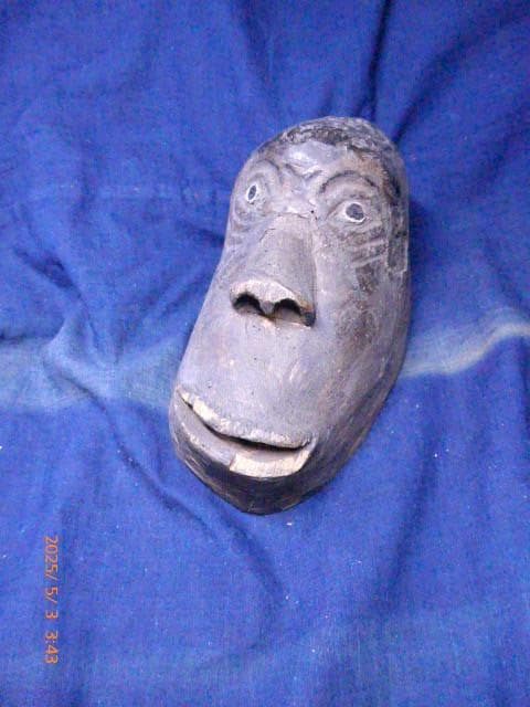 大変古い猿の木製面です。伎楽などの催事用の面。民芸です