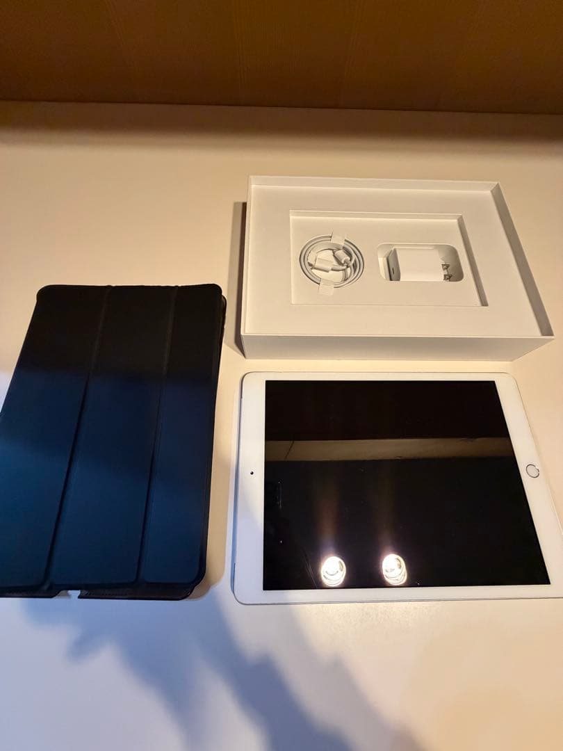 敏*様 Apple iPad 第8世代シルバー本体 箱・充電器付