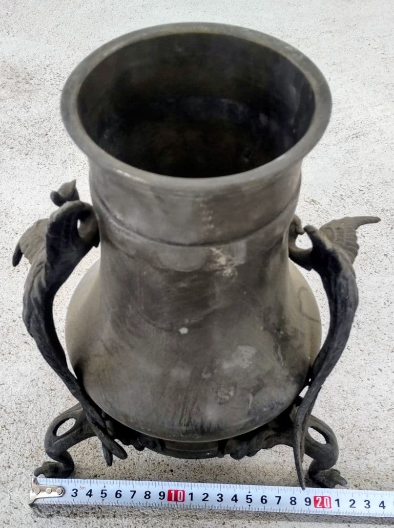 「大切に保管していました。」金属円筒形花瓶／ディスプレイ