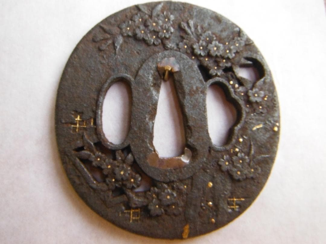 刀装具　鍔　桜彫刻 鉄製 (つば) 江戸時代