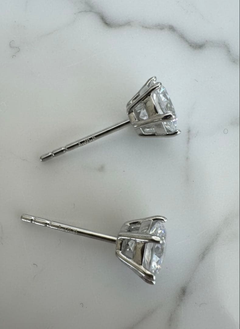 新品訳あり　Au750刻印 ピアス キャッチなし／イタリア購入／石種不明