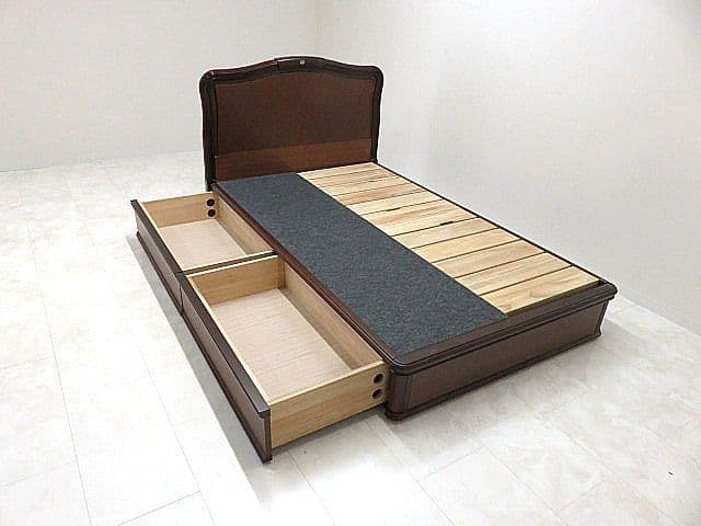 み*ん様 シモンズ クラシック様式セミダブルサイズベッドフレーム　※背部に日焼け