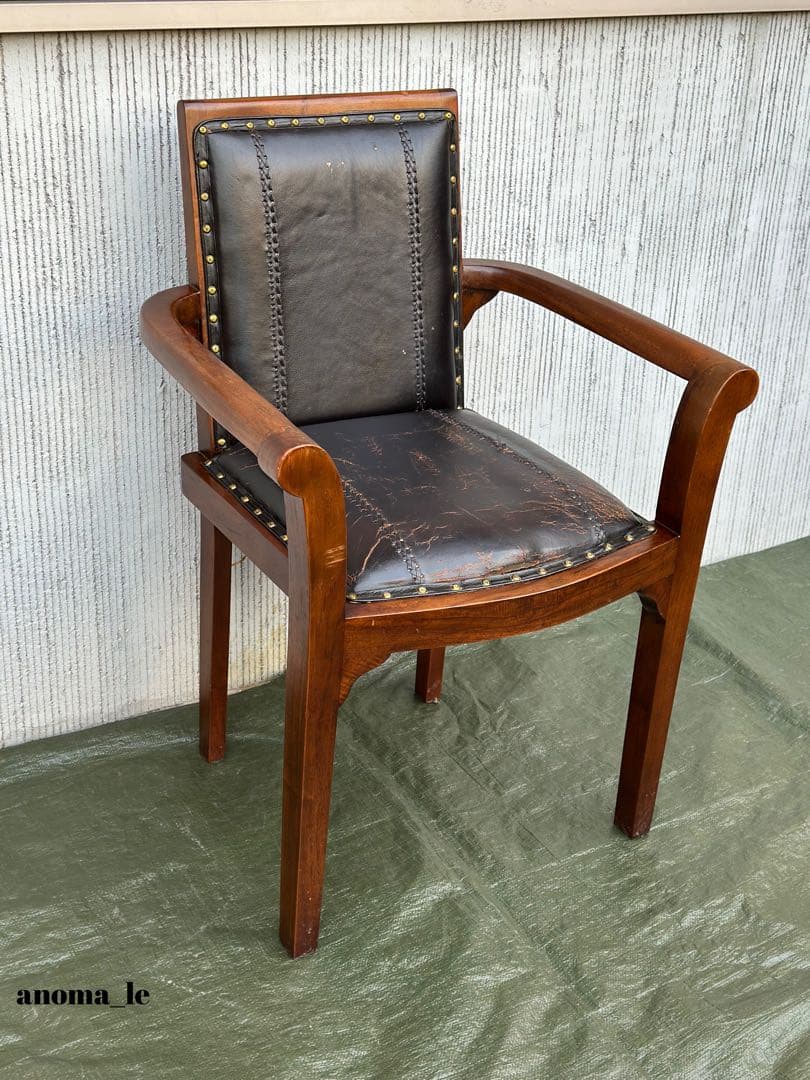【アームチェア】木製　革張り　鋲打ち　堅牢なラウンジチェア　ヴィンテージ◎