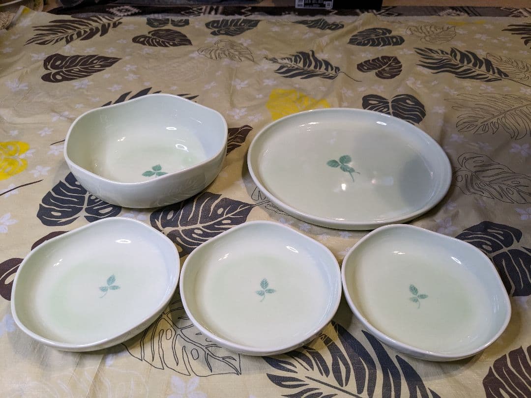 深川製磁　有田焼　小鉢3枚、中鉢1枚、平皿1枚　三つ葉　緑