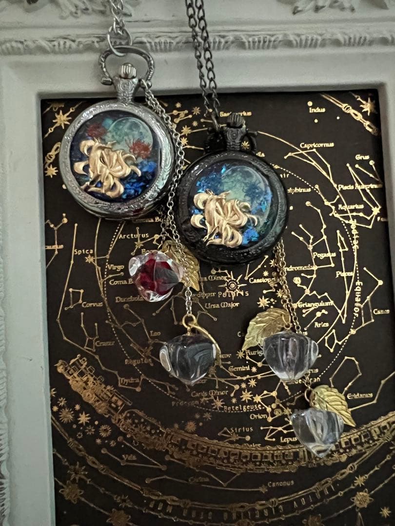 夜空見上げる九尾狐と鬼灯の蓄光懐中時計★(蓄光満月と蒼彼岸花付き)