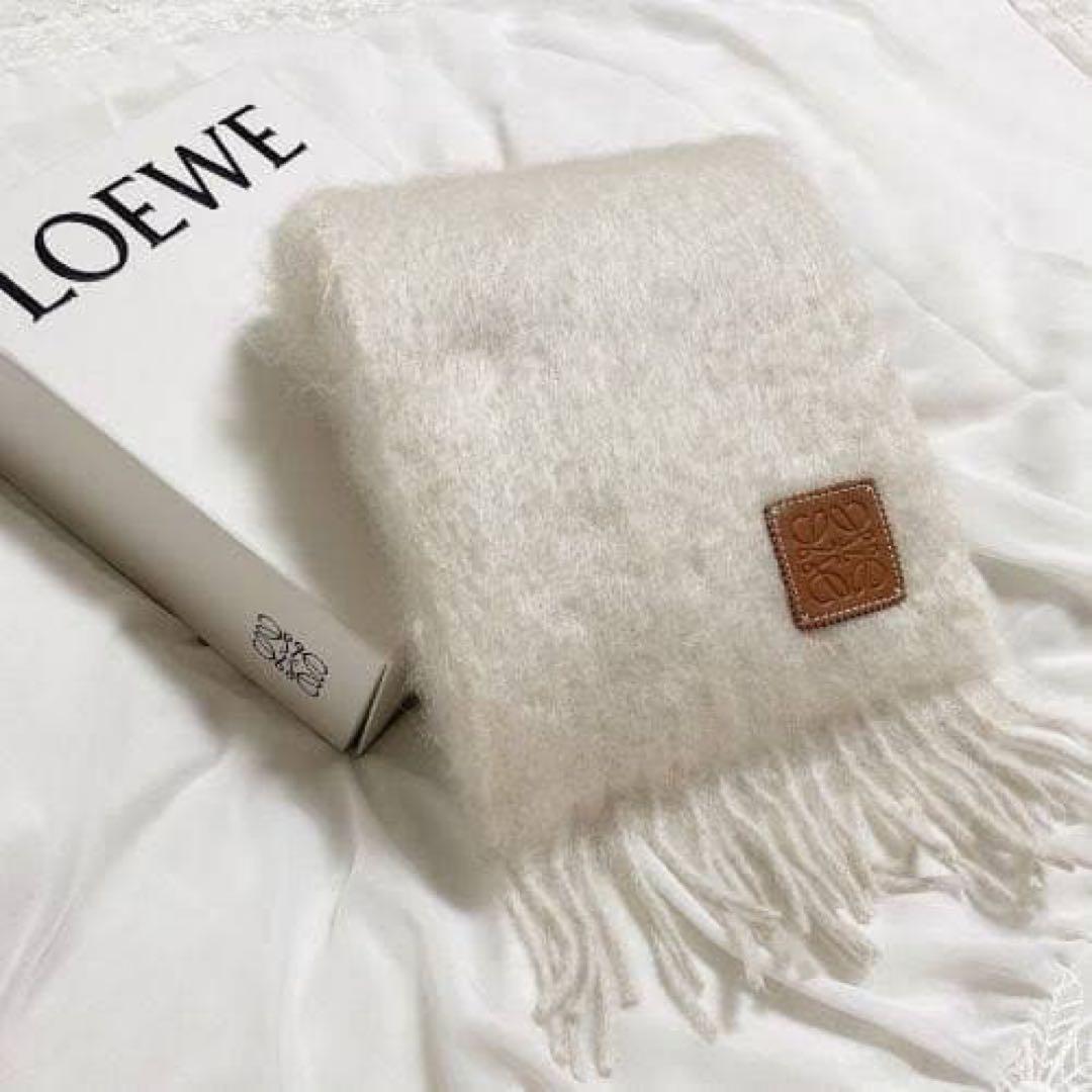 LOEWE ホワイト マフラー フリンジ付き