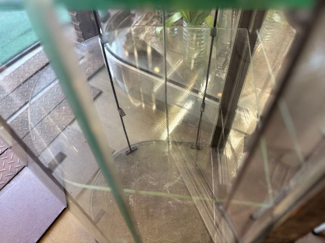 アンティーク調 半円形ガラスディスプレイケース