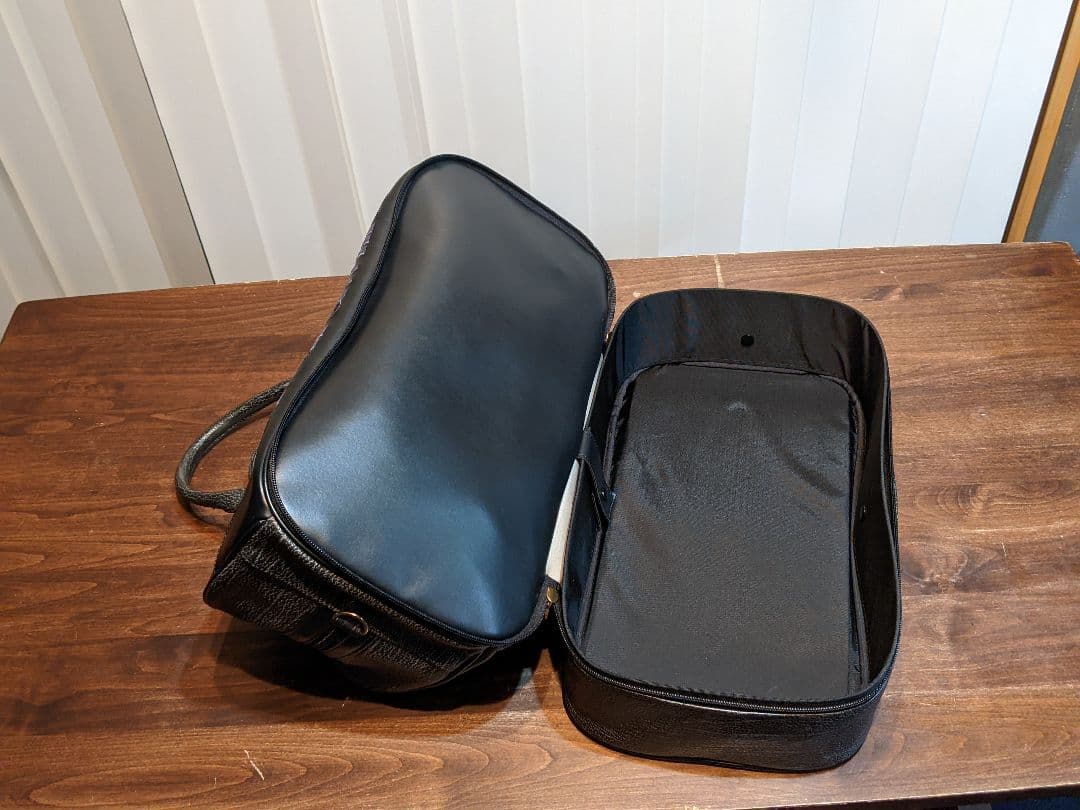 ブラック&ホワイト　ゴルフ　ボストンバッグ　レザー調　2層式　靴　サメ革　系　黒