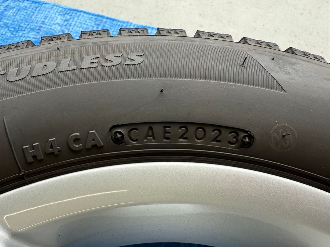 アウディ純正アルミホイール スタッドレスタイヤ185/60R/15 VRX2