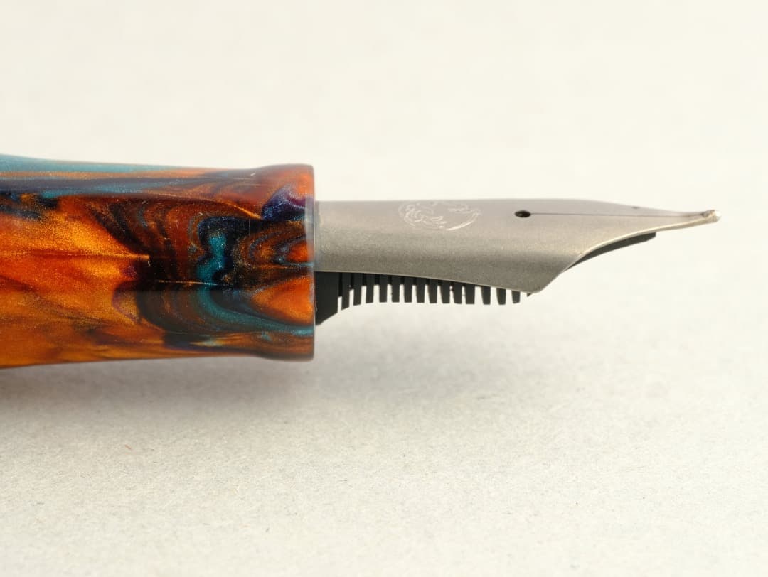 Atelier Lusso 万年筆 8号チタンFニブ（ウェーバリー加工）