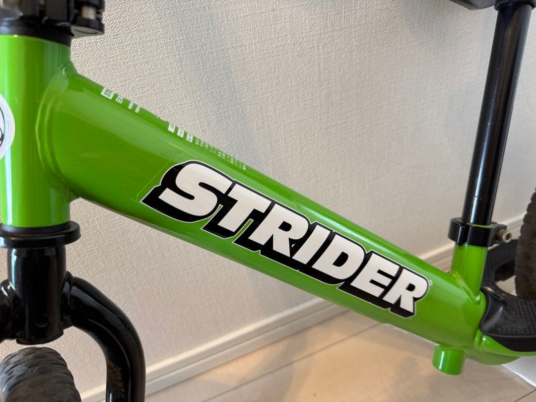 ストライダー スポーツタイプ　グリーン 12インチ　スタンド付