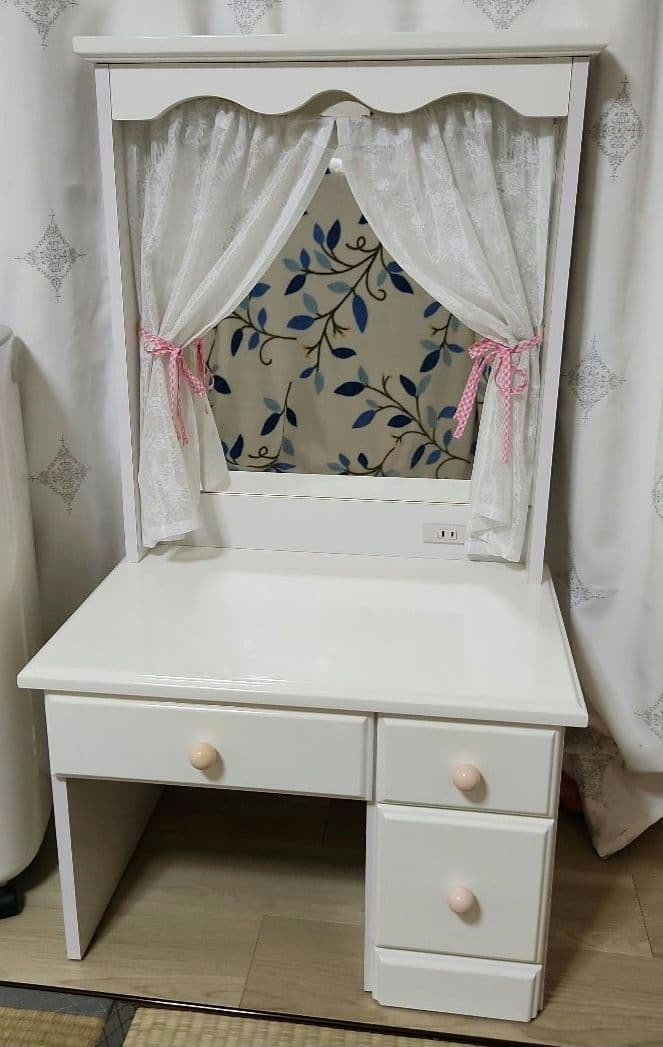 ホワイトドレッサー