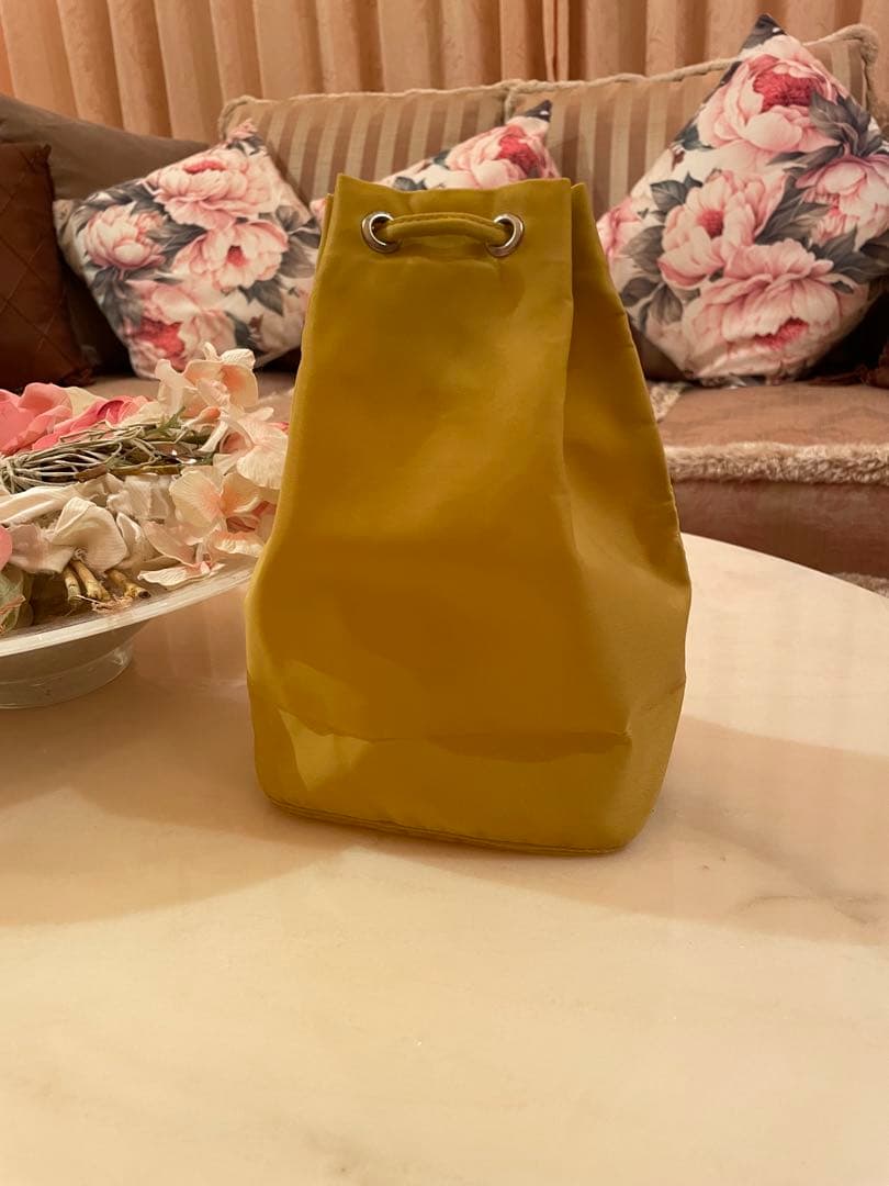 PRADA❣️イエロードローストリングポーチ‼️新品未使用❣️極美品‼️レアカラー❣️